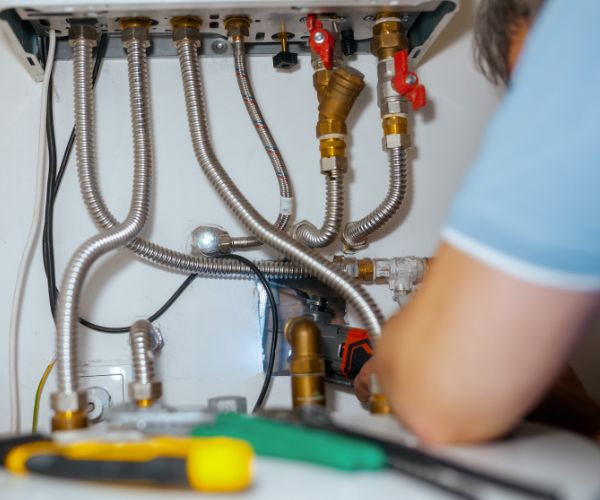 Замена стояка холодной воды в квартире Алматы — работа сантехника