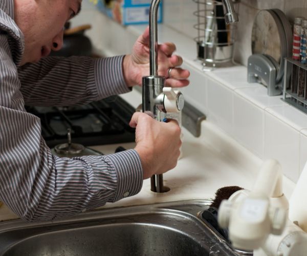 Установка бойлера Ariston в квартире Алматы — подключение к водопроводу