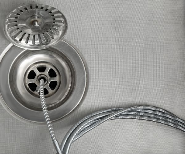 Прочистка канализации в Алматы — сантехник устраняет засор труб профессиональным оборудованием