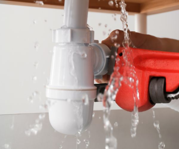 Аварийный сантехник Алматы — круглосуточный выезд за 30 минут при прорыве трубы или потопе